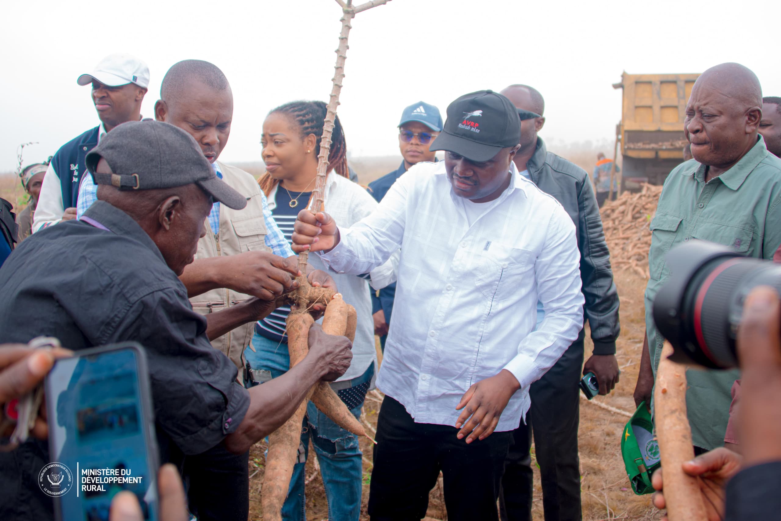 SE Muhindo Nzangi en plein visite des champs des producteurs à Kwango