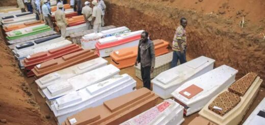 Cerceuils des personnes victimes des massacres à l'Est de la RDC enterrés dans une fosse commune. Ph. Droit de tiers