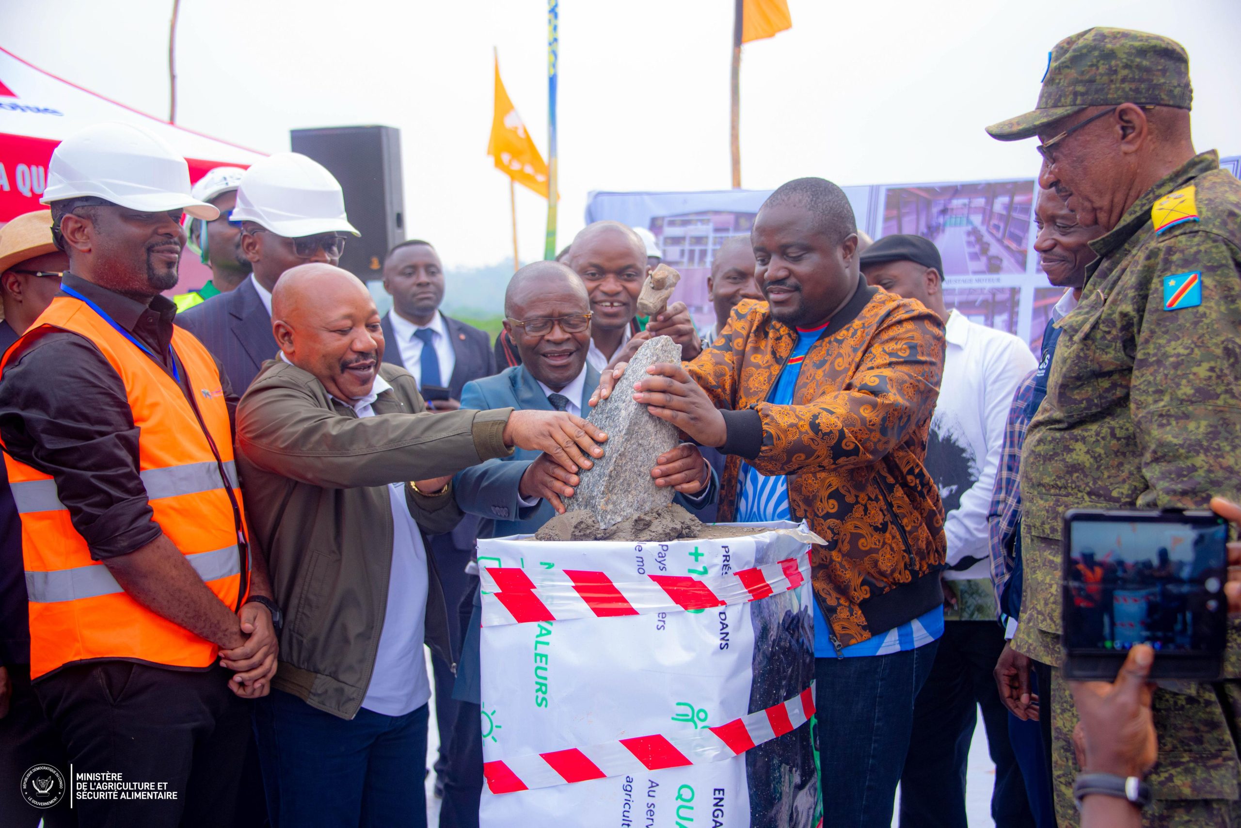 RDC: Le Vrai Bâtisseur Son Excellence MUHINDO NZANGI Butondo lance les travaux de construction d’une usine de montage de tracteurs agricoles à Musienene
